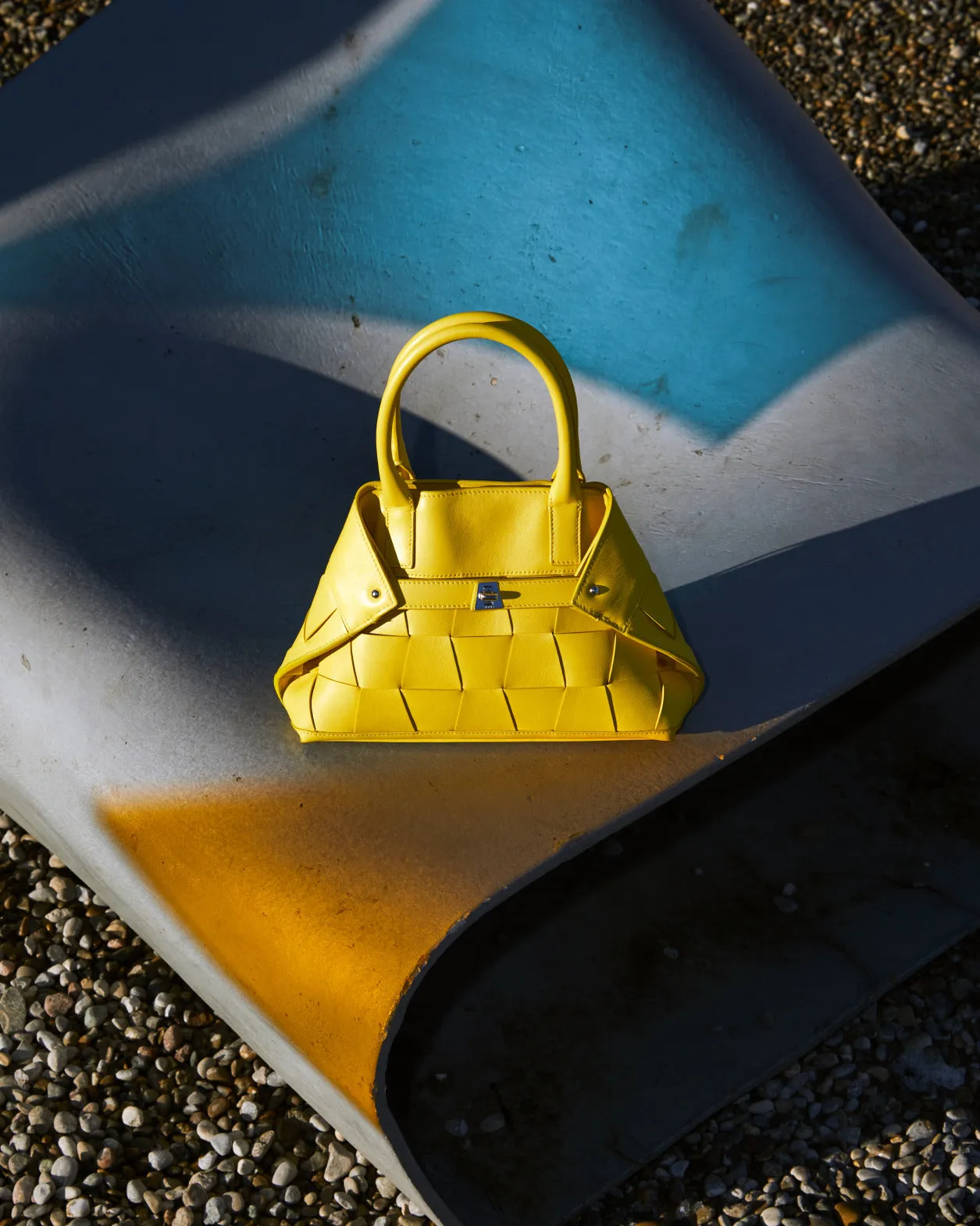 Little Ai-Tasche aus geflochtenen Cervo-Nappakalbsleder-Trapezen mit Handgriffen